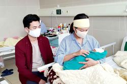 Những em bé chào đời tại bệnh viện cách ly
