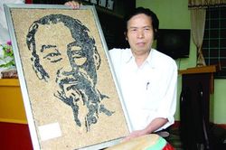 Ông giáo làng'vẽ' chân dung Bác bằng hạt đậu