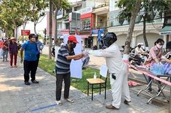 Ấm lòng những suất cơm giữa mùa dịch
