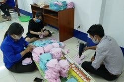 Tặng 12.000 khẩu trang vải cho người có hoàn cảnh khó khăn