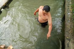 Hố nước 'không đáy', ngàn người múc cùng lúc không hết