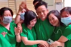 Cộng đồng mạng xúc động cảnh bác sĩ ôm nhau khóc chia sẻ kết quả âm tính