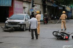Va chạm giữa ô tô và xe máy, nam thanh niên nguy kịch