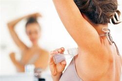 Chị em lưu ý những sai lầm khi sử dụng lăn khử mùi khiến 'mùi hương' càng thêm nặng