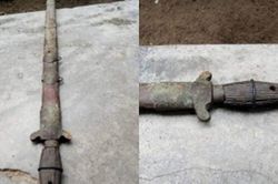 Thanh niên đào móng nhà thấy thanh kiếm cổ, lên mạng hỏi nguồn gốc thì phát hiện sự thật ngỡ ngàng