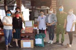 Phú Thiện: Tặng nhu yếu phẩm động viên lực lượng làm công tác phòng chống dịch Covid-19
