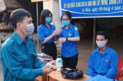 Tuổi trẻ xã Ia Nhin tuyên truyền và phát 500 khẩu trang phòng dịch