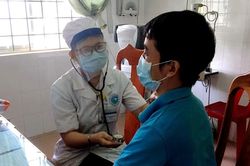 Nữ bác sĩ làm 300 nón mặt kính tặng đồng nghiệp phòng, chống dịch Covid-19