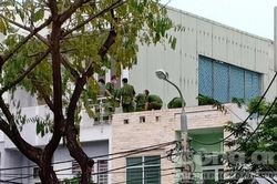 5 con bạc liều mình nhảy lầu, 1 người tử vong
