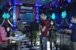 Cơ sở kinh doanh karaoke đón khách bất chấp yêu cầu cách ly xã hội