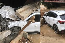 Nữ tài xế đạp nhầm chân ga, đâm sập nhà dân: Hiện trường khiến mạng xã hội xôn xao