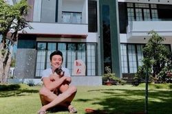 Quốc Trường tập gym, đọc sách khi tận hưởng thời gian ở quê