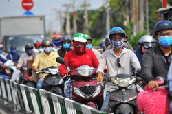 Hàng trăm ôtô, xe máy ùn ứ ở bến phà Cát Lái