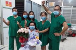 'Âm tính rồi, âm tính rồi. Cố lên, chúng ta sắp được ăn Tết rồi'