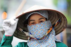 Theo chân công nhân môi trường làm sạch đường phố trong mùa dịch
