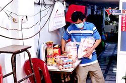Hàng ngàn suất quà gửi tặng người bán vé số giữa dịch Covid-19