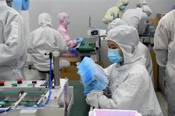 Doanh nghiệp Trung Quốc đẩy mạnh sản xuất nguyên liệu làm khẩu trang