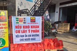 Những hình ảnh đẹp vì cộng đồng trong 'bão' dịch COVID-19
