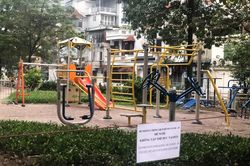 Phường Trúc Bạch rào chắn các điểm tập thể dục để thực hiện nghiêm giãn cách xã hội