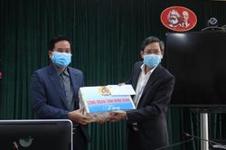 LĐLĐ tỉnh tặng quà một số đơn vị y tế thực hiện nhiệm vụ chống dịch