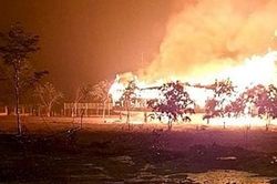 Bị sét đánh trúng, nhà rông Tây Nguyên cháy rụi trong đêm
