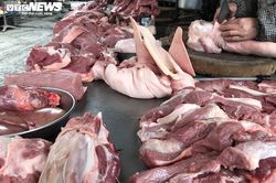 Giá thịt lợn ở chợ giảm 'nhỏ giọt', siêu thị vẫn cao ngất