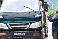 Nghệ An: Ngang nhiên lập 'BOT' thu phí xe tải qua làng