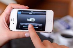 Tin đồn 'Virus corona có liên quan đến mạng 5G' tràn ngập, YouTube và Facebook nói gì?