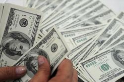 Tỷ giá trung tâm giảm, giá trao đổi USD thị trường tự do lao dốc