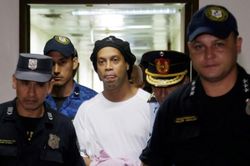 Ronaldinho ra tù sau 32 ngày bị giam giữ tại Paraguay
