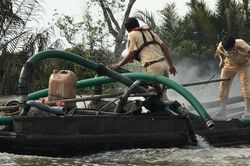 Bắt giữ ba thuyền bơm hút cát trái phép trên sông Đồng Nai