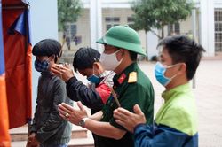 Cha mất, nam thanh niên chít khăn tang viếng cha trong khu cách ly tập trung