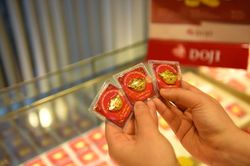 Giá vàng SJC trong nước 'hạ nhiệt' theo đà giảm của vàng thế giới