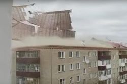 Gió 'xé toạc' mái chung cư tại Kazakhstan