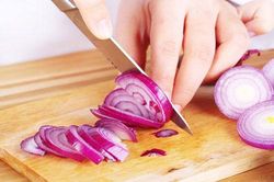Tuyệt chiêu giúp bạn cắt hành không bị cay mắt