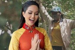 Đi hái hoa quả giữa ban trưa, H'Hen Niê vội vã trèo lên cành cây cao để… nhảy múa