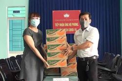 Mặt trận thị xã Ayun Pa: Tiếp nhận 25 triệu đồng tiền mặt, 210 thùng mì tôm hỗ trợ chống dịch