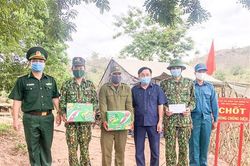 Động viên cán bộ, chiến sĩ nơi tuyến đầu chống dịch