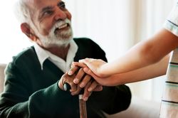 6 dấu hiệu cảnh báo bệnh mất trí nhớ ở người cao tuổi
