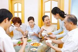 Phỏng vấn bác sĩ dinh dưỡng về thực trạng dùng chung chén chấm
