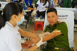 Phó Thủ tướng kêu gọi thanh niên và những người khỏe mạnh tích cực tham gia hiến máu