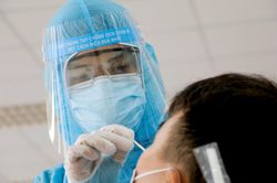 Bác sĩ tuyến đầu được xét nghiệm Covid-19 trước khi về nhà
