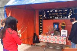 Nam thanh niên đang cách ly lập bàn thờ vọng cha