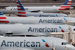 100 tiếp viên hàng không American Airlines nhiễm virus corona