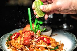 Pad Thái và loạt món ngon đổi vị bữa trưa ở TP.HCM