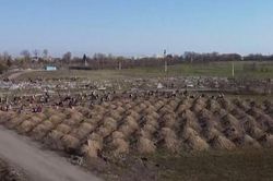 Ukraine đào 600 huyệt mộ cảnh báo mức độ nguy hiểm của dịch Covid-19