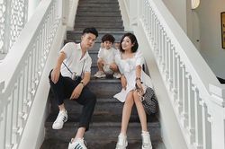 Cặp vợ chồng trẻ chăm diện đồ đôi khi bên nhau