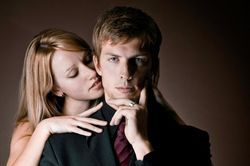 Bí mật động trời sau 'tình yêu' giữa hai nhà chung vách