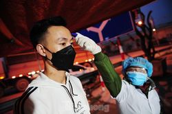 Trắng đêm ở chốt phòng dịch COVID-19 cửa ngõ Thủ đô