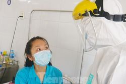 Vào bệnh viện Đà Nẵng xem bác sĩ chăm sóc bệnh nhân COVID-19